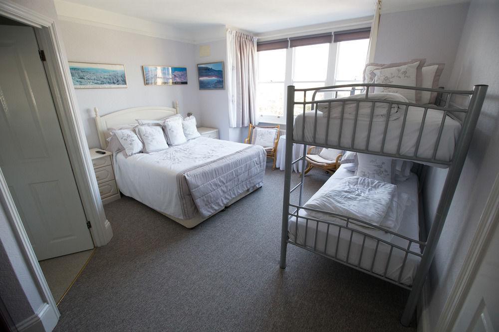 Rosemead Guest House Horley Esterno foto